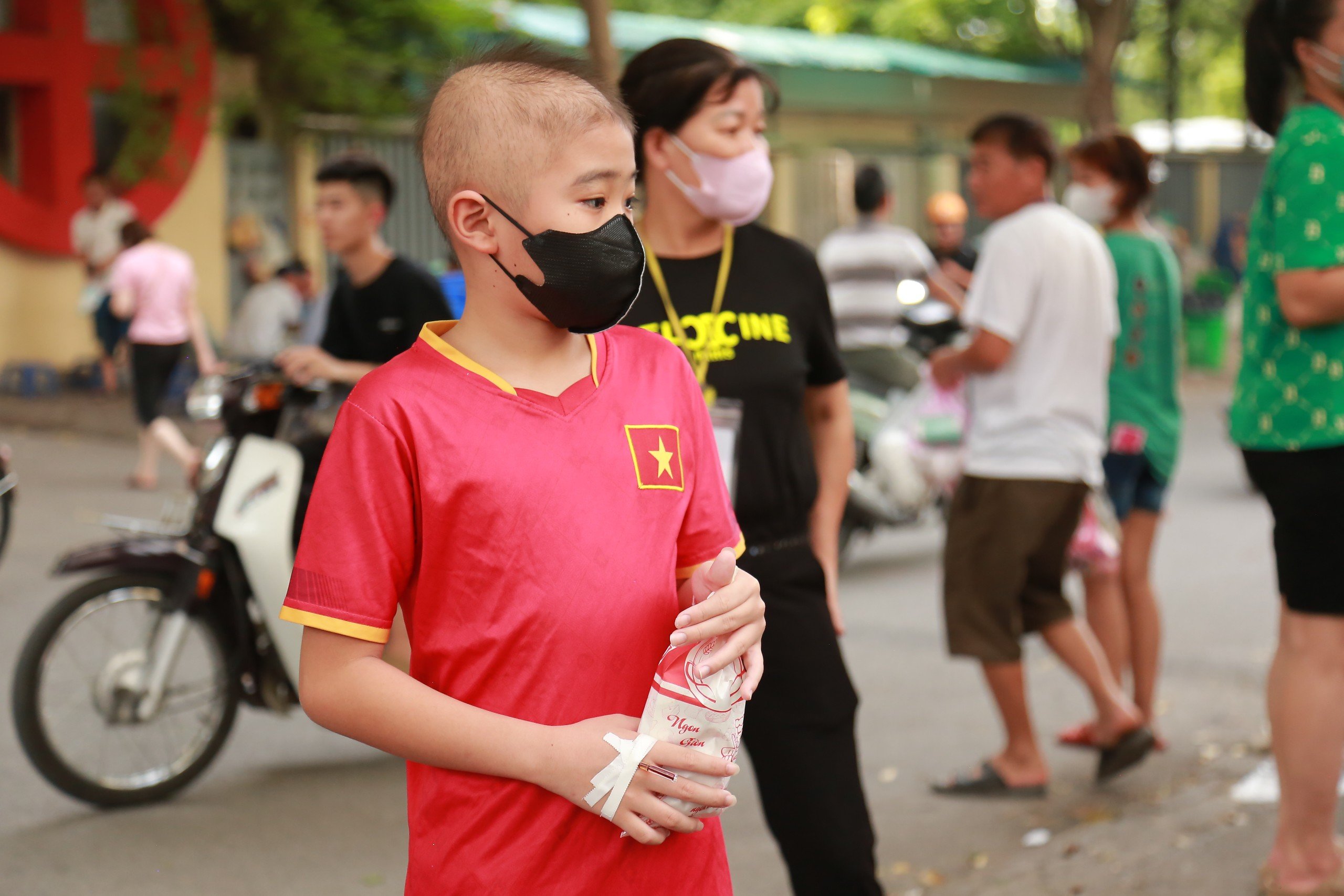 Á khôi Áo dài Việt Nam 2024 Nguyễn Khánh Linh dành tặng hơn 400kg khoai lang cho bệnh nhân hoàn cảnh khó khăn- Ảnh 11.
