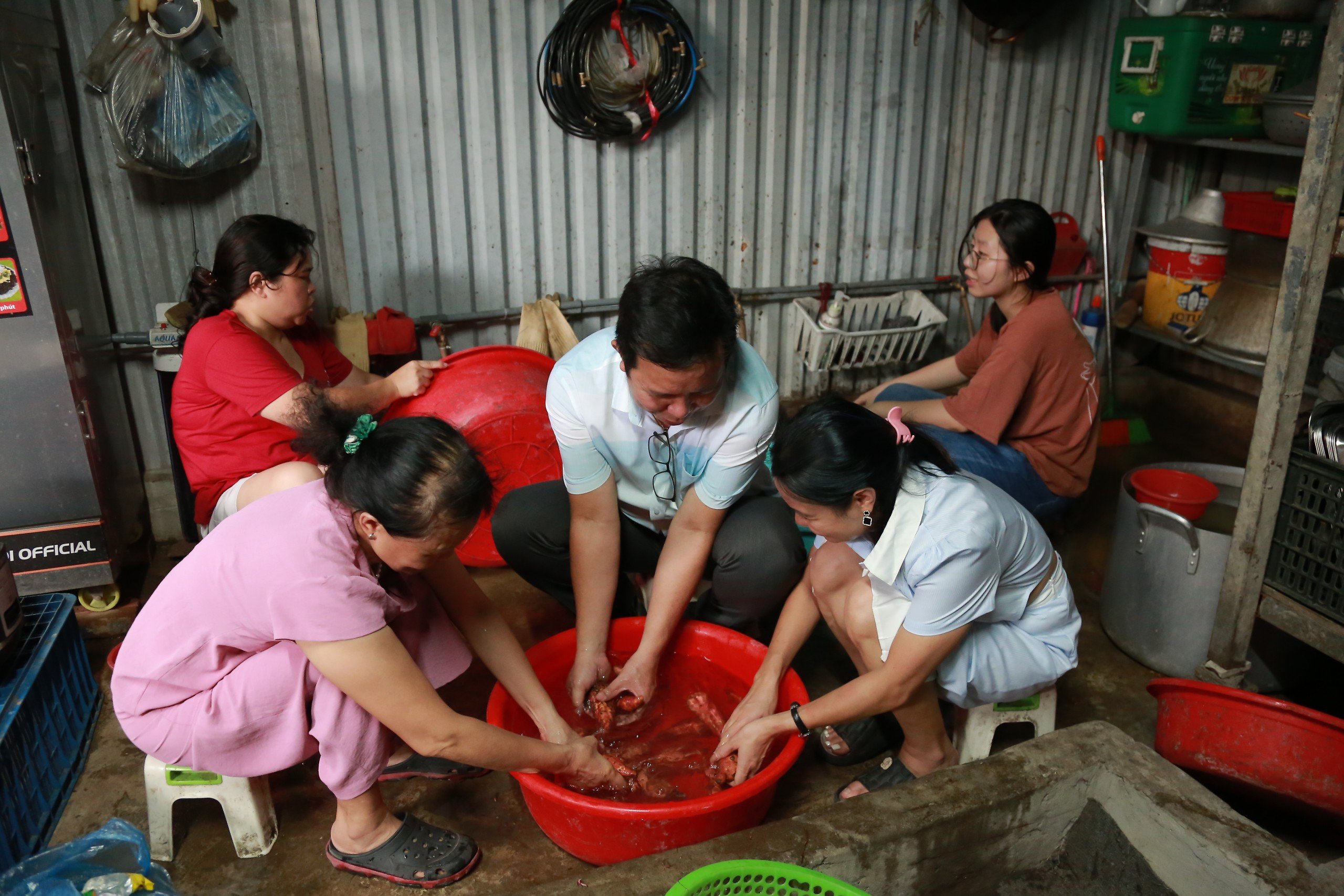 Á khôi Áo dài Việt Nam 2024 Nguyễn Khánh Linh dành tặng hơn 400kg khoai lang cho bệnh nhân hoàn cảnh khó khăn- Ảnh 3.