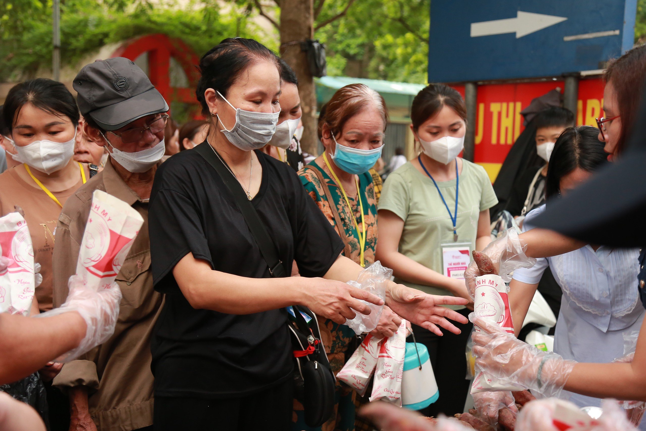 Á khôi Áo dài Việt Nam 2024 Nguyễn Khánh Linh dành tặng hơn 400kg khoai lang cho bệnh nhân hoàn cảnh khó khăn- Ảnh 8.