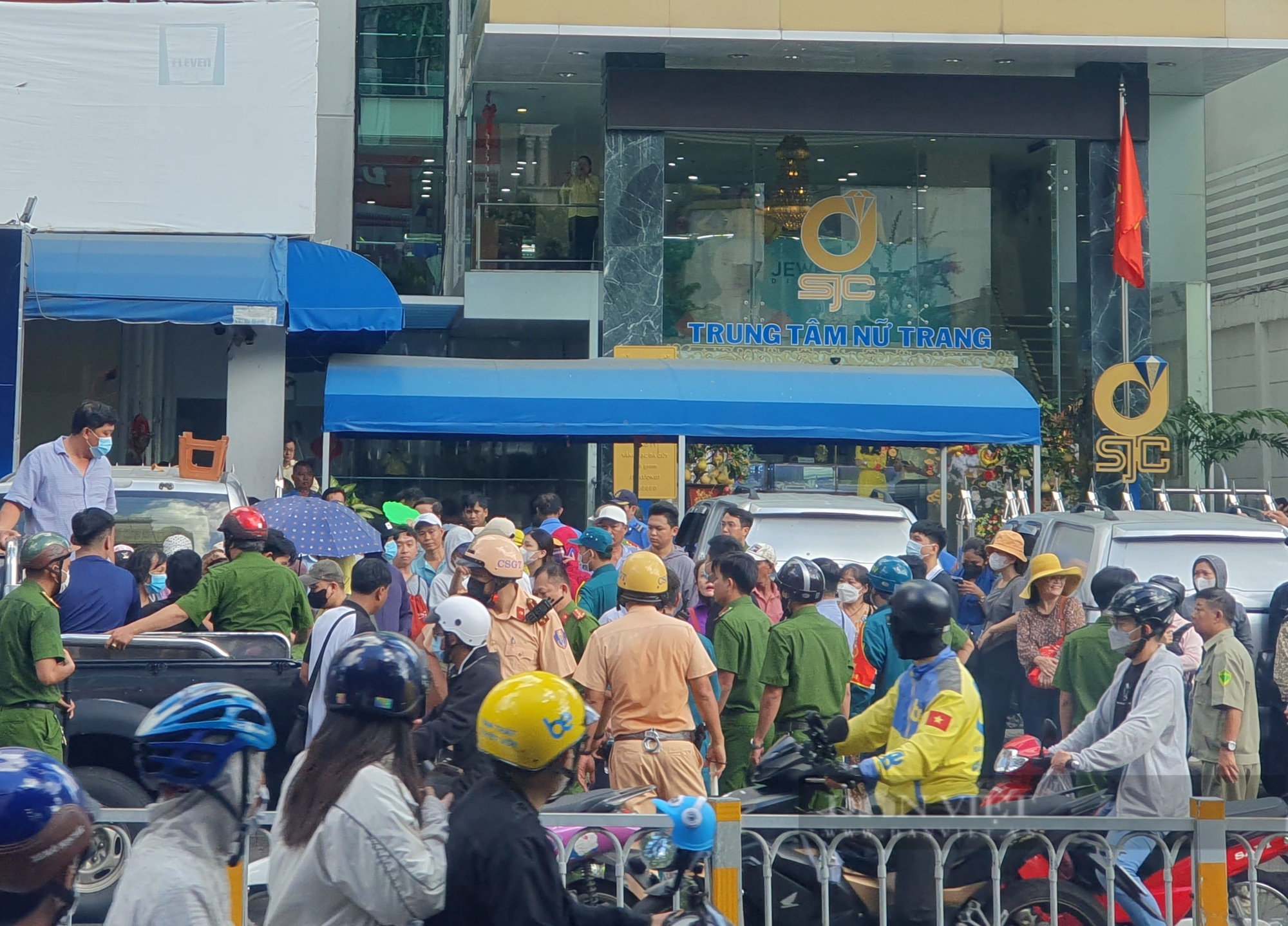Cửa hàng vàng SJC lớn nhất Sài Gòn tạm ngưng bán - Ảnh 1.