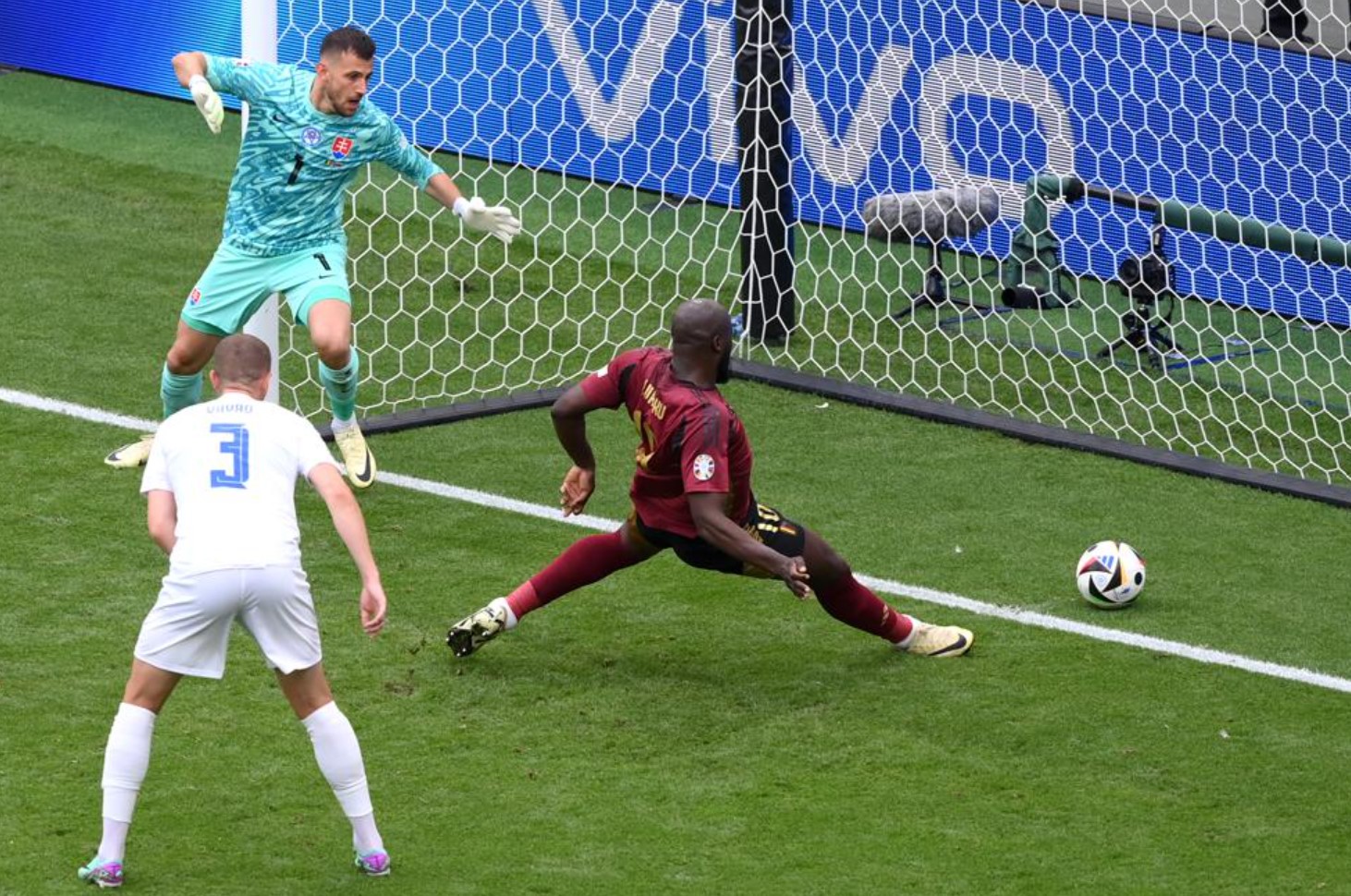 Lukaku 2 lần bị VAR từ chối bàn thắng, ĐT Bỉ “ngã ngựa” trước Slovakia- Ảnh 4.