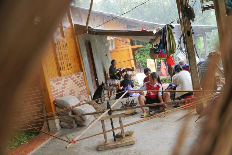 Một nơi ở Sa Pa của Lào Cai, hễ trời mưa dân vô rừng vặt thứ lá gì đêm về nấu ra nước nhuộm vải?- Ảnh 11.