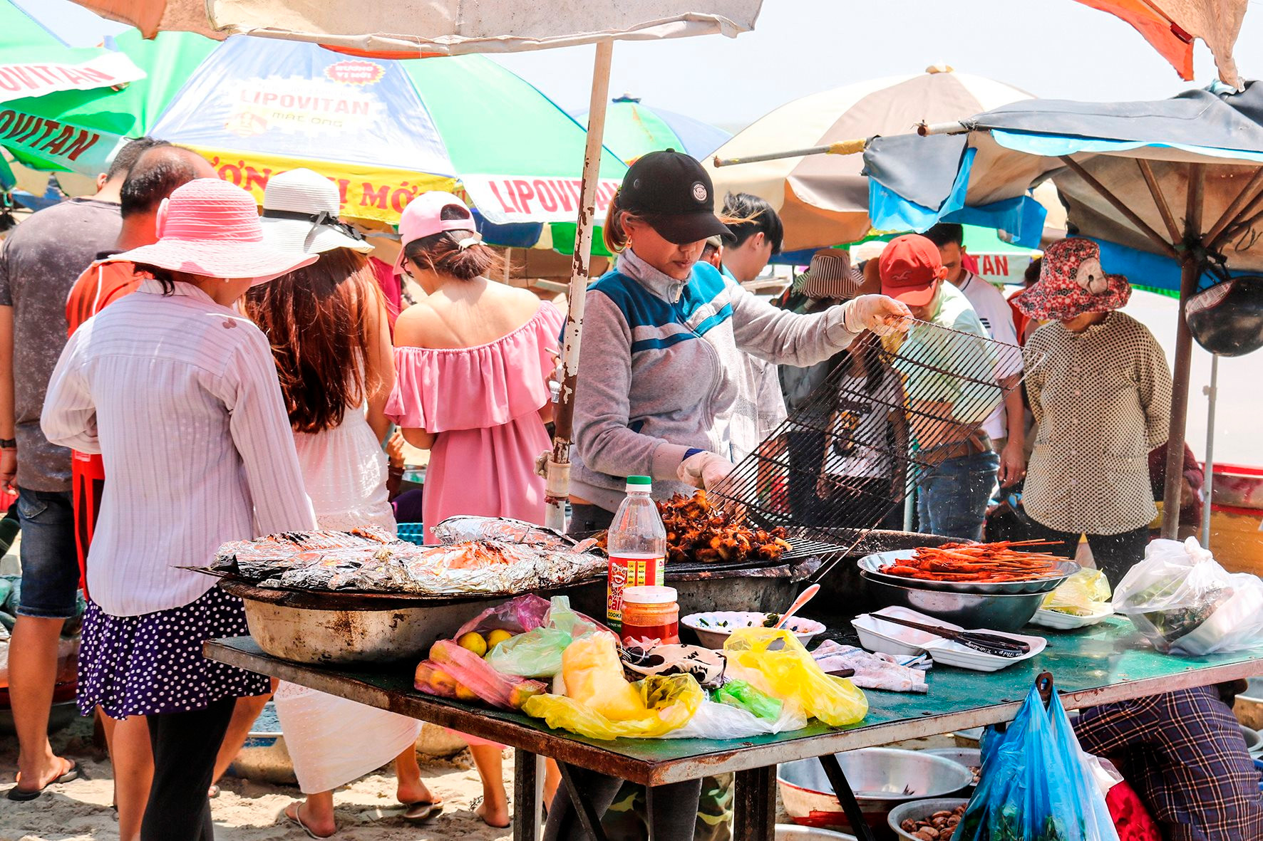 Ở một nơi của Bình Thuận thấy cắm ô rợp trời, ngỡ bãi biển tấp nập, hóa ra là chợ làng, bán cá theo chậu- Ảnh 3.