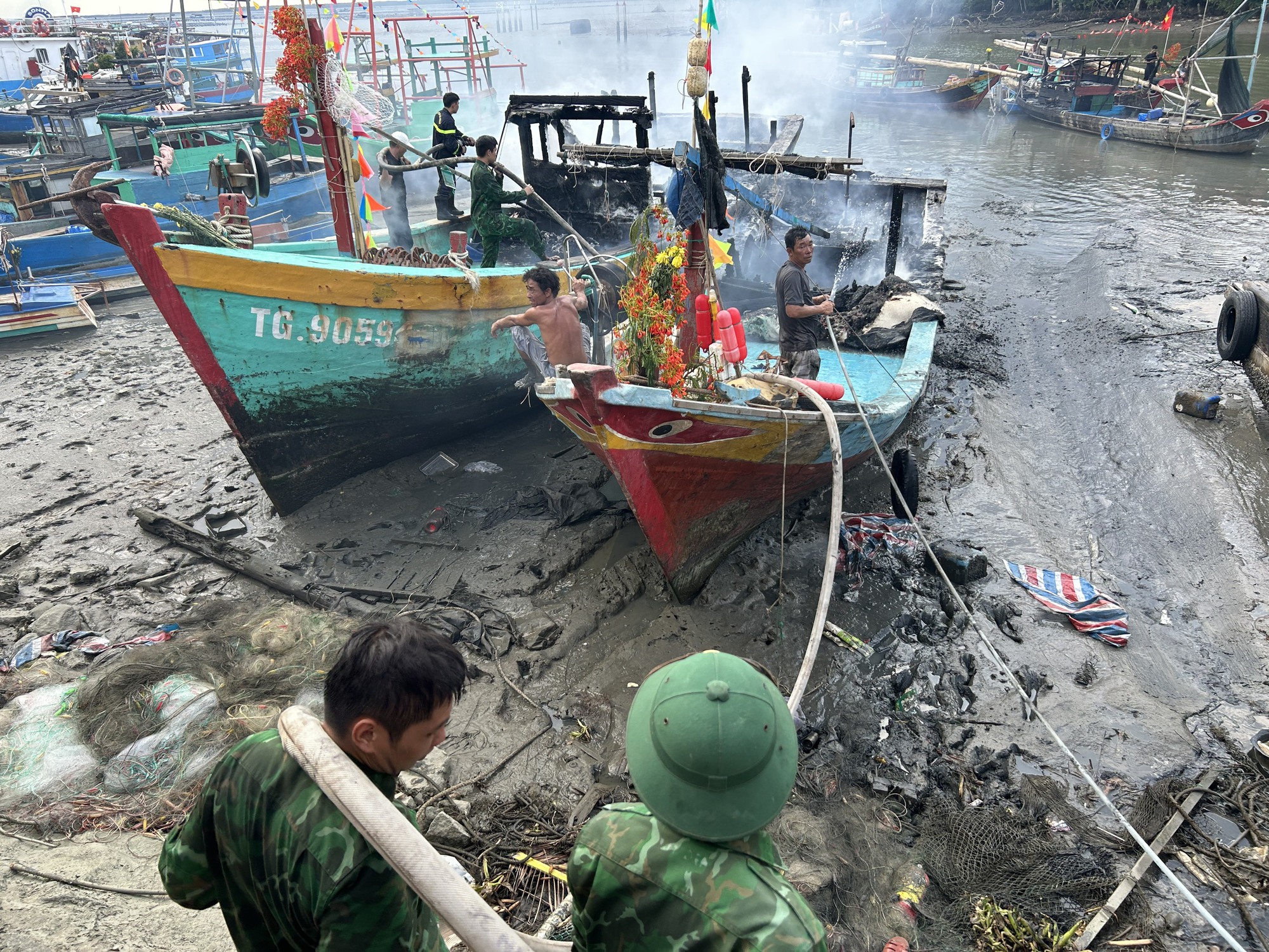 Hỏa hoạn bùng phát tại bến neo đậu tàu cá ở Cần Giờ, ngư dân thiệt hại nặng- Ảnh 1.