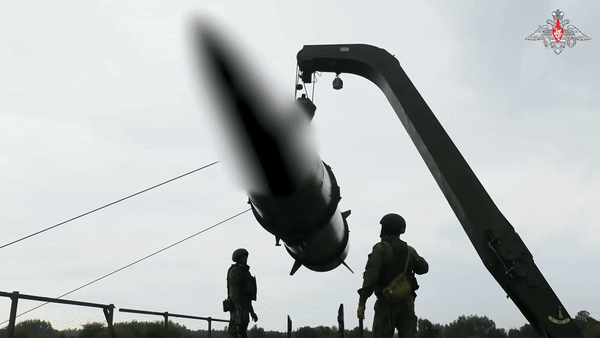 Cận cảnh binh sĩ Nga "bấm nút phóng" trong diễn tập hạt nhân- Ảnh 6.