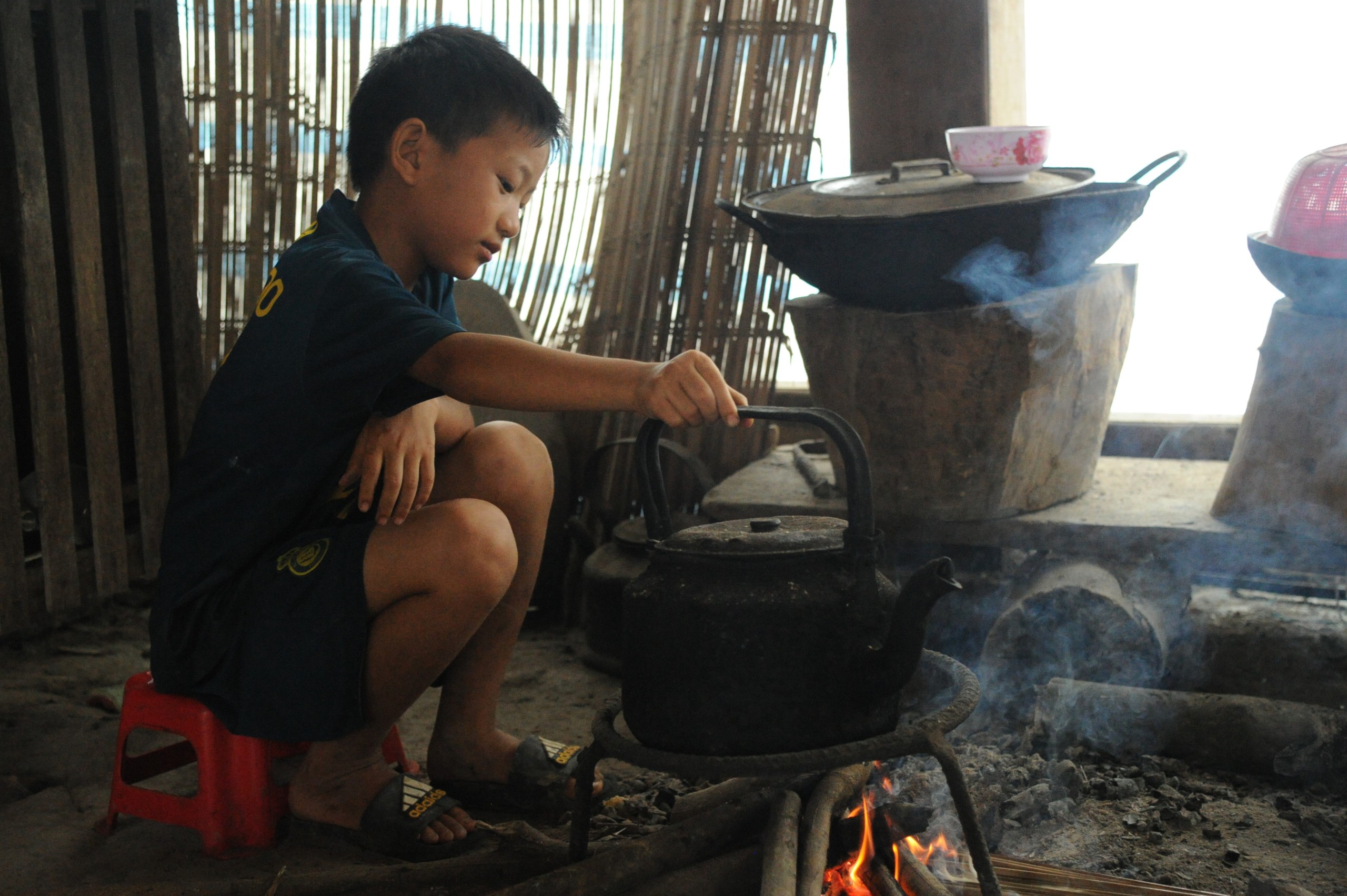 Bố mẹ ly dị, cậu bé sống một mình trong căn nhà tạm dột nát- Ảnh 3.