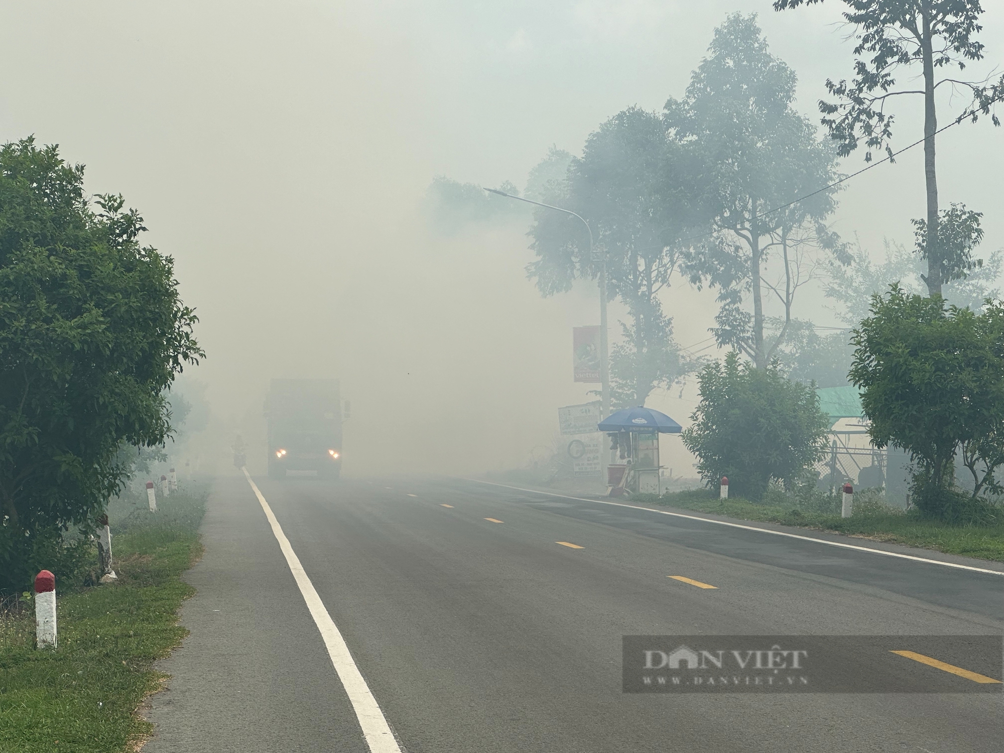 Clip: Đốt rơm làm khói bay mù mịt, che tầm nhìn xe lưu thông trên Quốc lộ 61C qua Hậu Giang- Ảnh 4.