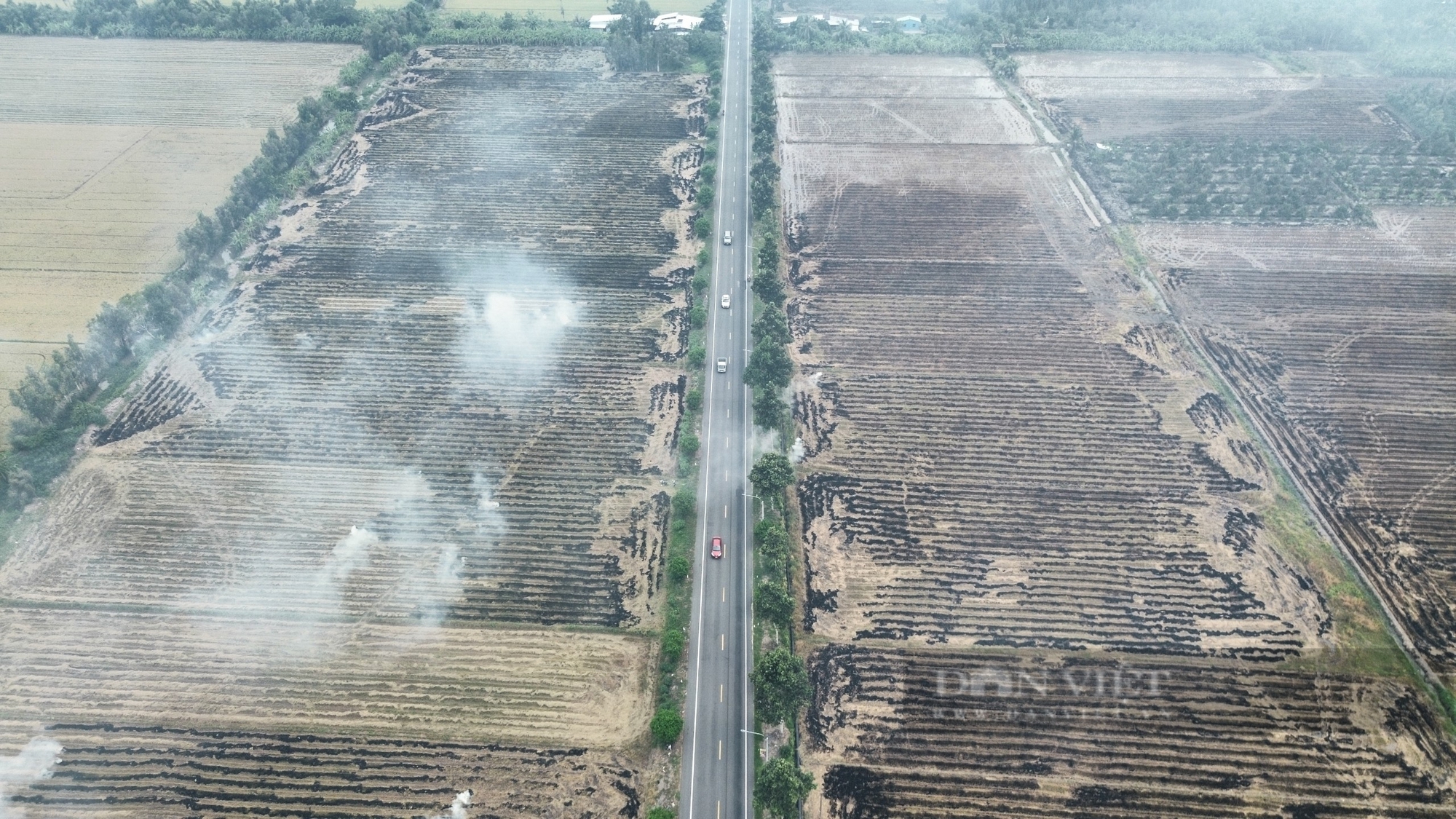 Clip: Đốt rơm làm khói bay mù mịt, che tầm nhìn xe lưu thông trên Quốc lộ 61C qua Hậu Giang- Ảnh 5.