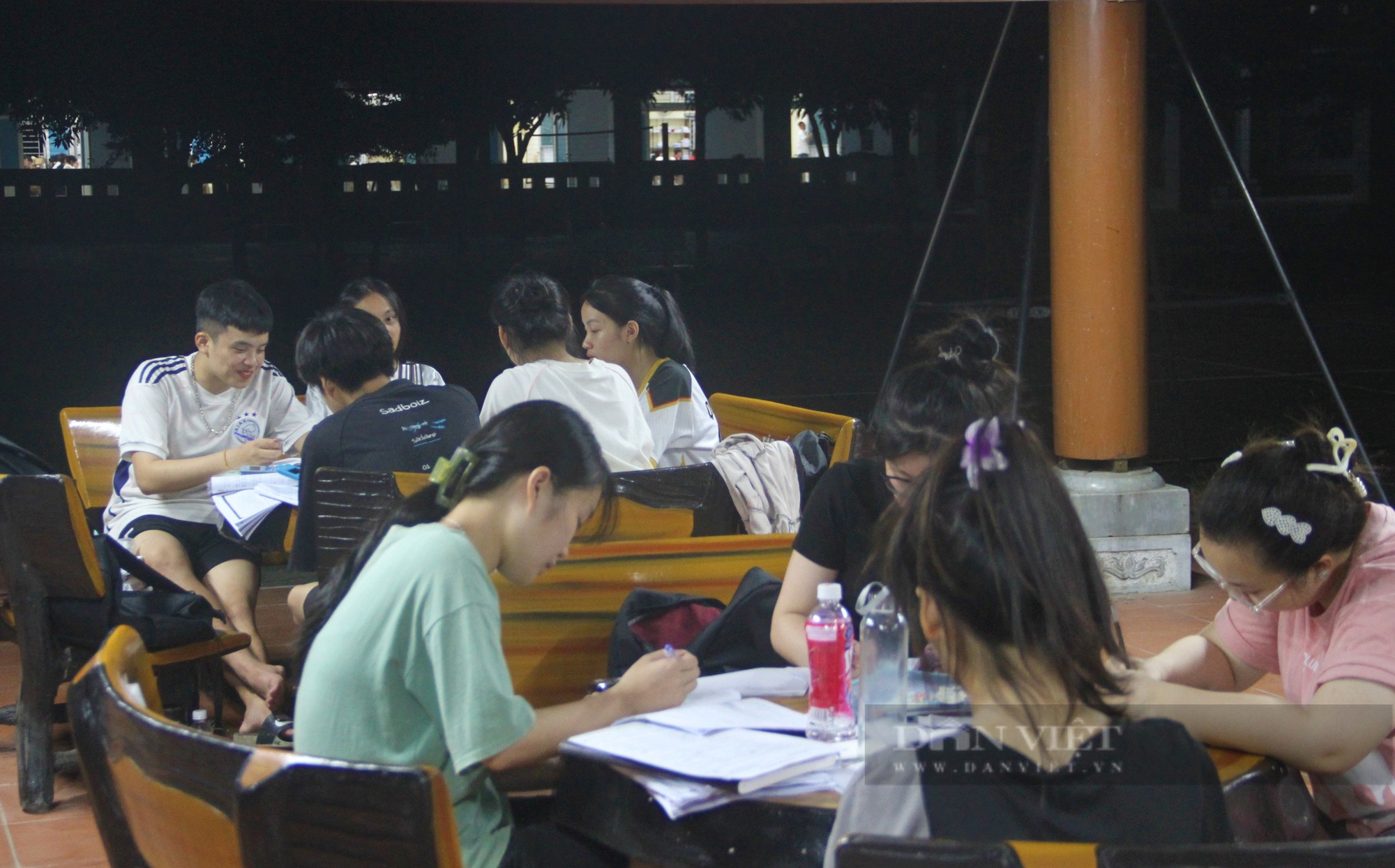 Học sinh dân tộc nội trú Nghệ An nói không với điện thoại, dốc toàn lực ôn thi- Ảnh 1.