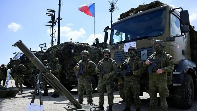 Nổ lớn rung chuyển căn cứ quân sự huấn luyện binh lính Ukraine ở Séc gây thiệt hại nặng nề- Ảnh 1.