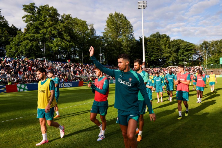 22 triệu đồng cho vé xem Ronaldo tập, vậy vé trận Bồ Đào Nha vs Czech giá bao nhiêu?- Ảnh 1.