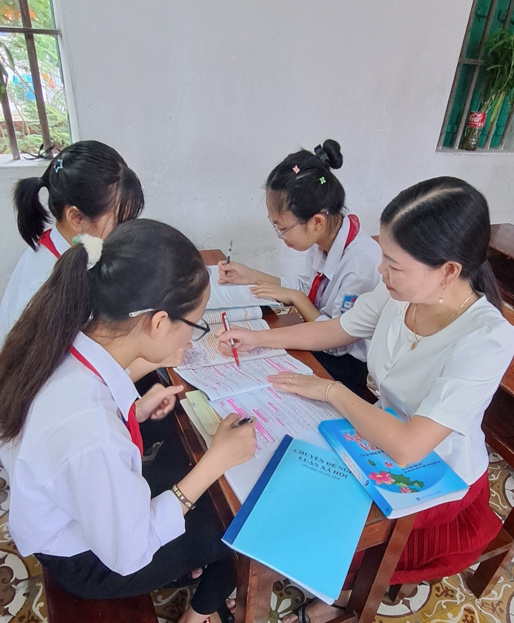 Thủ khoa thi vào lớp 10 Nam Định năm 2024 với điểm gần tuyệt đối 49/50: Bí quyết từ giáo viên chủ nhiệm- Ảnh 7.