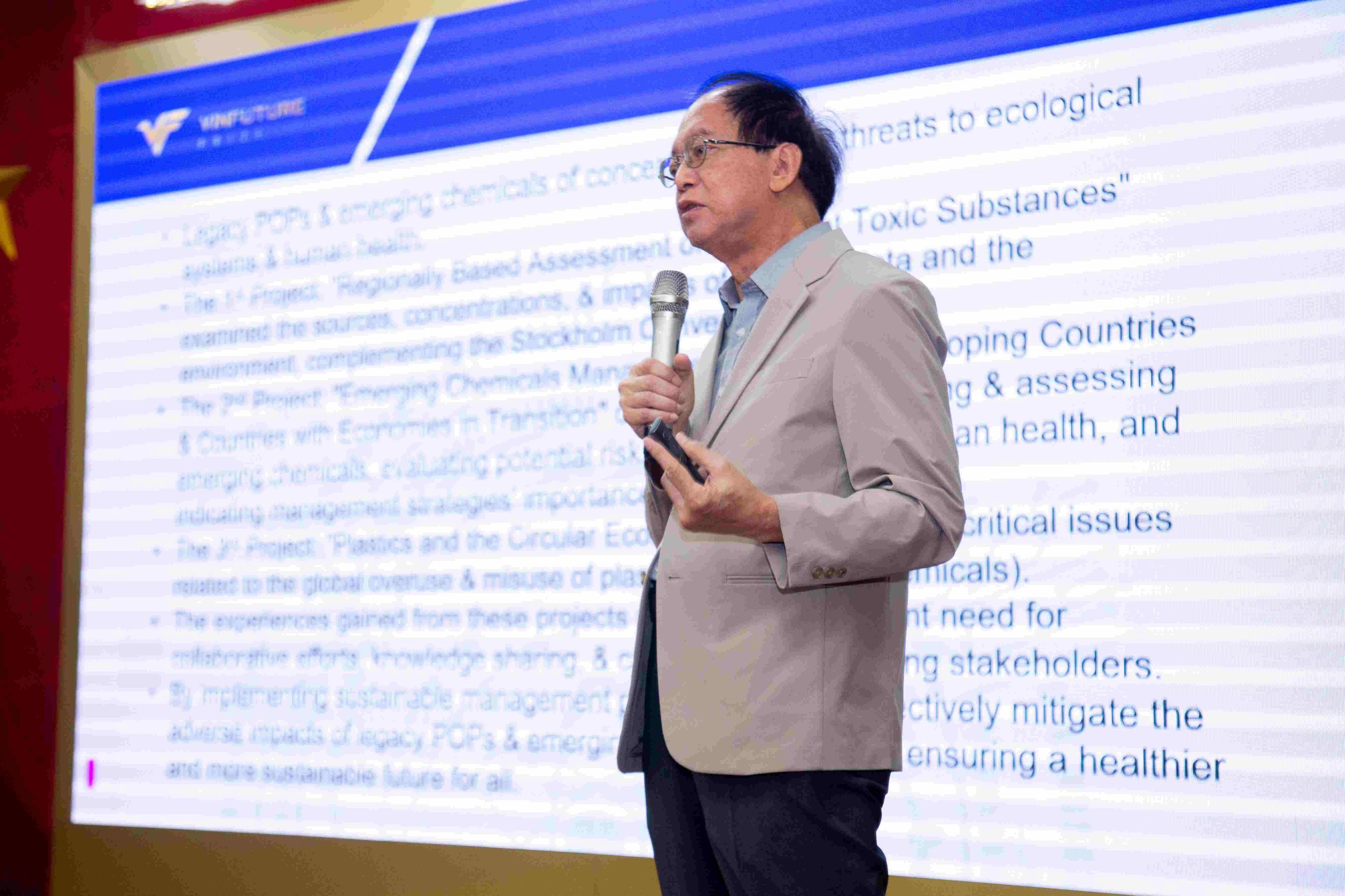 GS. Ming Hung Wong (Đại học Giáo dục Hồng Kông, Trung Quốc) - Top 2% Nhà khoa học hàng đầu Thế giới (theo Đại học Stanford 2020-2023) trình bày về Quản lý chất ô nhiễm hữu cơ khó phân hủy và các hóa chất mới nổi tại toạ đàm.