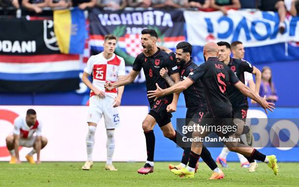HLV Sylvinho đấu trí Zlatko Dalic, Albania khiến Croatia 