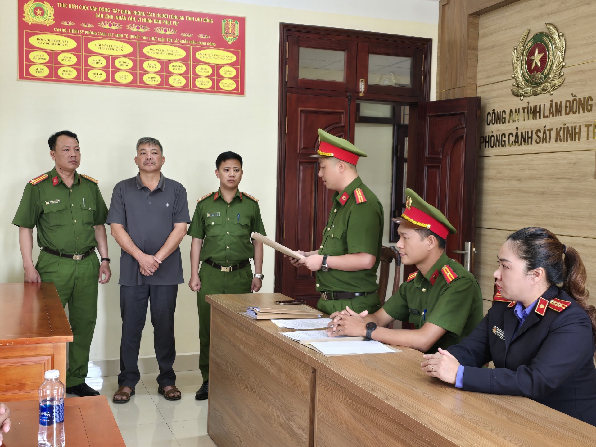 Công an Lâm Đồng khởi tố, bắt tạm giam Chủ tịch, Phó Chủ tịch xã và 2 cán bộ- Ảnh 1.