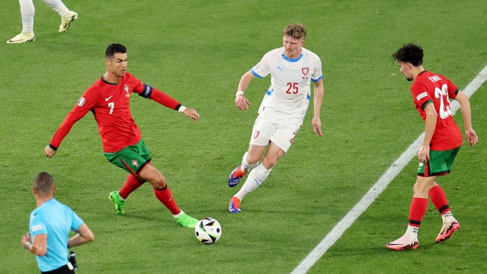 “Tịt ngòi” trước CH Czech, Ronaldo vẫn lập siêu kỷ lục- Ảnh 2.