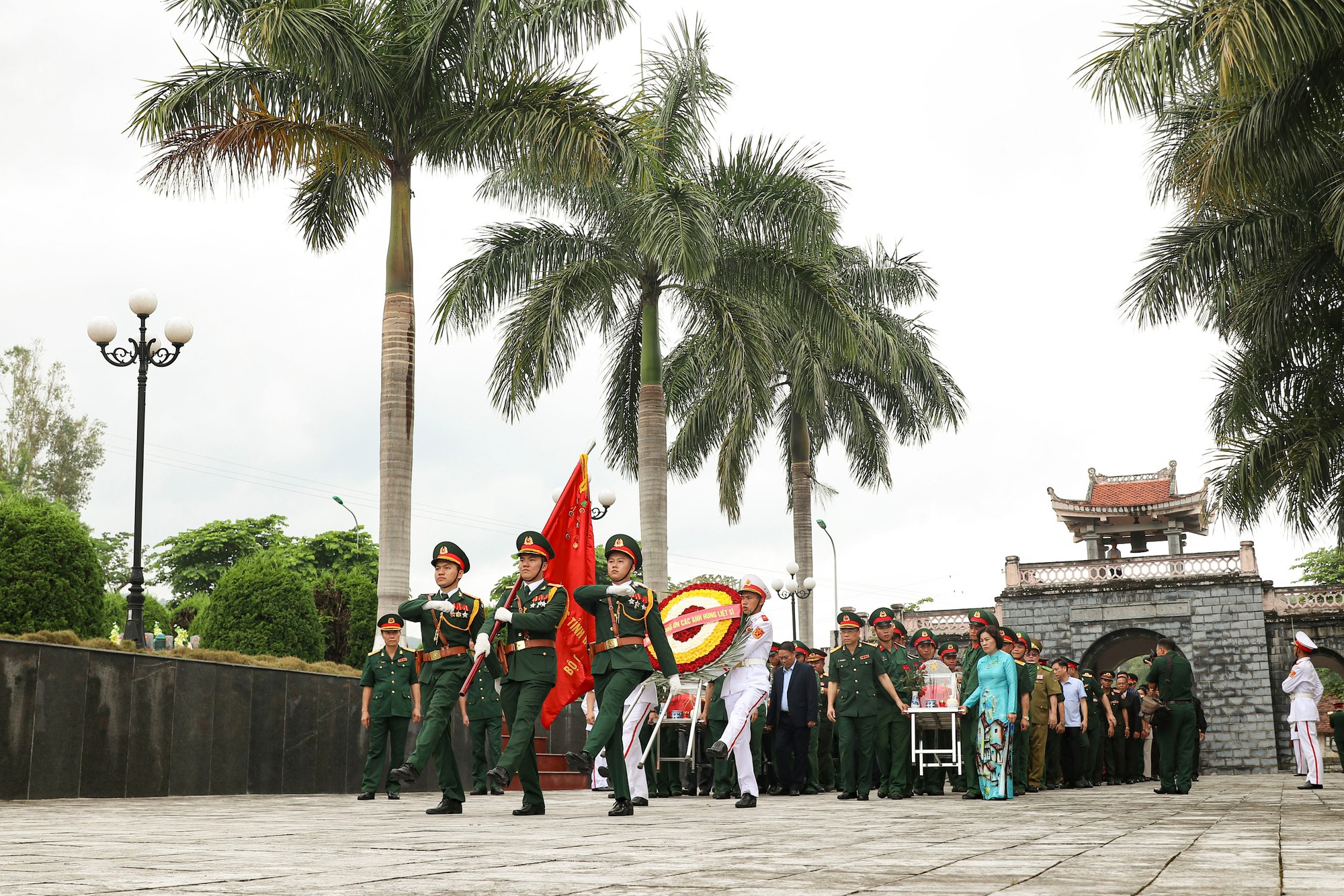 Điện Biên: Truy điệu, an táng 12 hài cốt liệt sĩ quân tình nguyện Việt Nam hy sinh tại Lào- Ảnh 1.