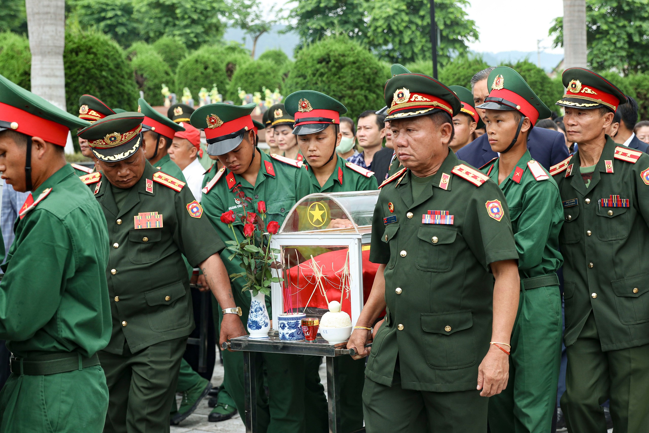 Điện Biên: Truy điệu, an táng 12 hài cốt liệt sĩ quân tình nguyện Việt Nam hy sinh tại Lào- Ảnh 2.