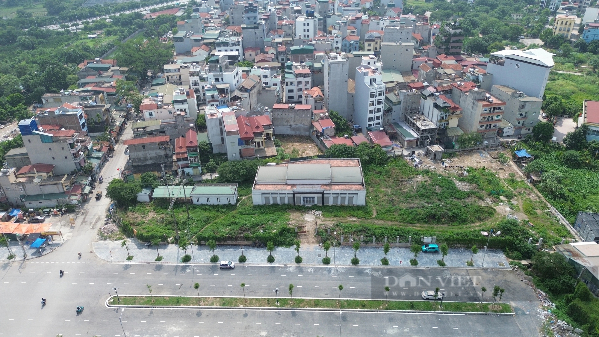 Bên trong chợ dân sinh ở Hà Nội bỏ hoang gần 10 năm, cỏ mọc um tùm quá đầu người- Ảnh 1.