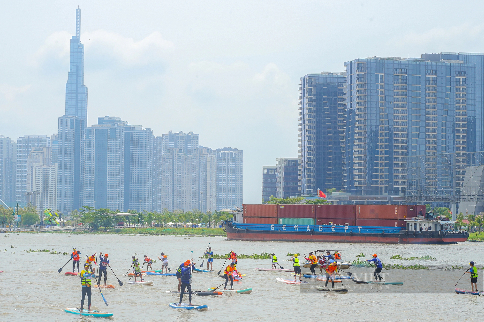 Người dân Sài Gòn đội nắng háo hức xem thi đấu ván chèo đứng trên sông- Ảnh 1.