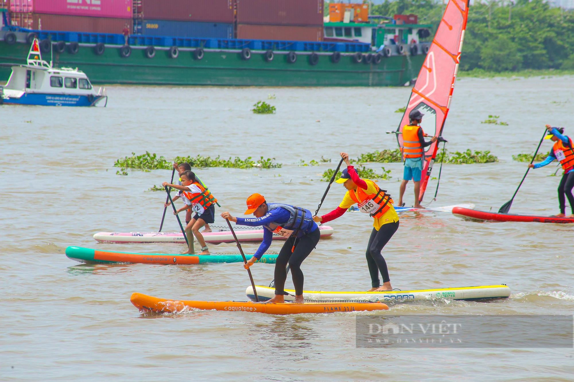 Hình ảnh thi đấu ván chèo đứng trên sông Sài Gòn- Ảnh 2.