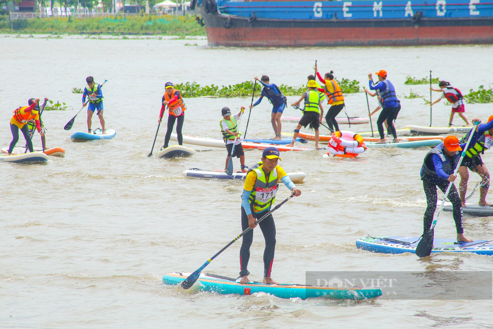 Hình ảnh thi đấu ván chèo đứng trên sông Sài Gòn- Ảnh 4.