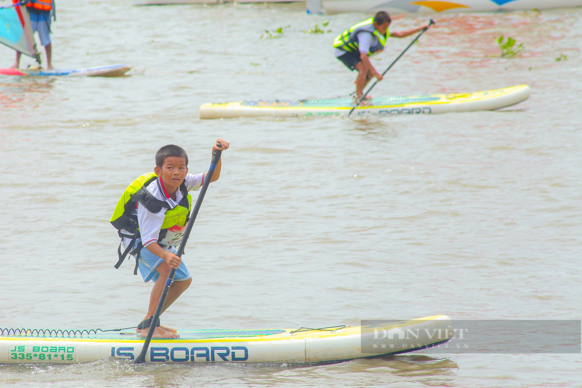 Người dân Sài Gòn đội nắng háo hức xem thi đấu ván chèo đứng trên sông- Ảnh 5.