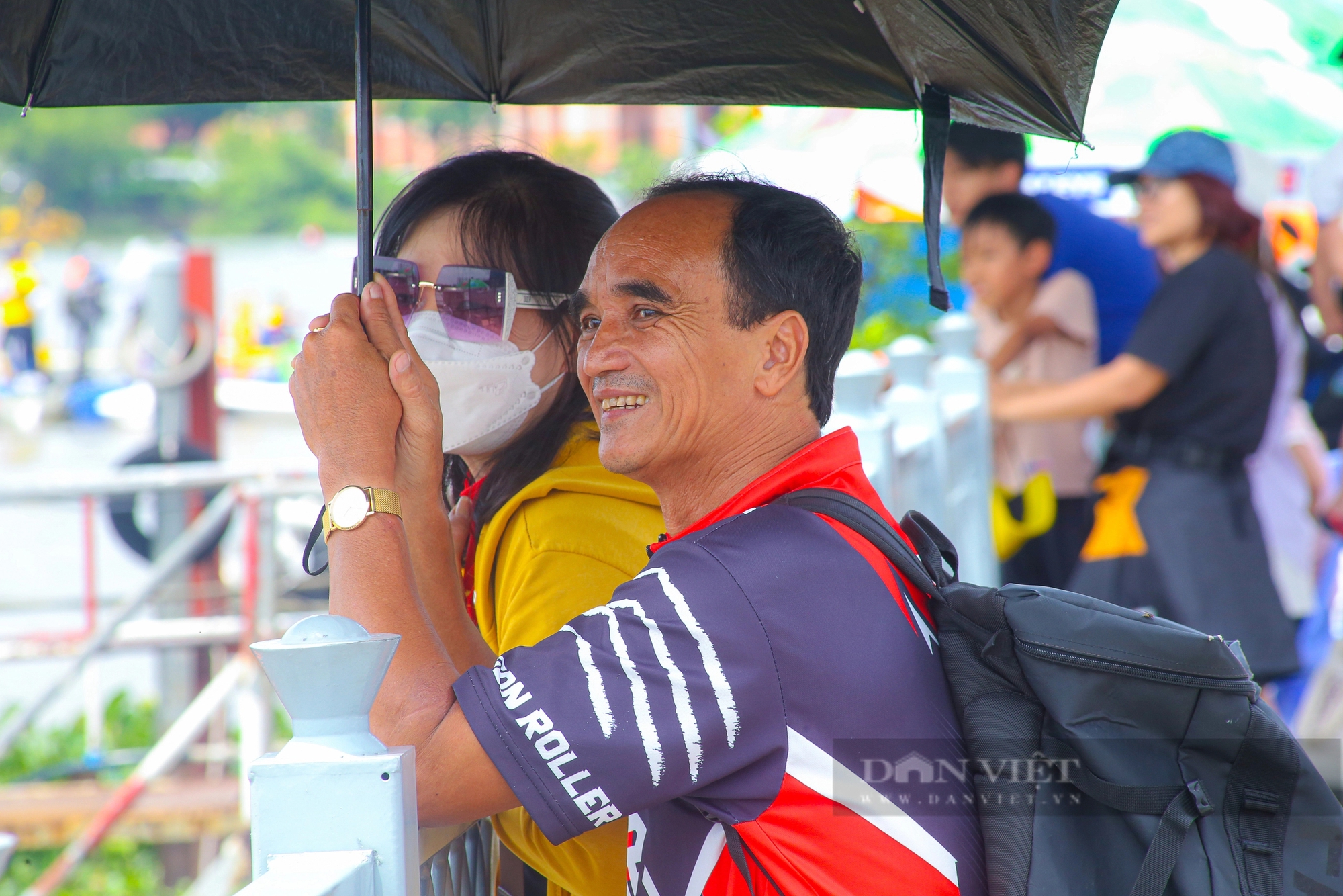 Người dân Sài Gòn đội nắng háo hức xem thi đấu ván chèo đứng trên sông- Ảnh 8.