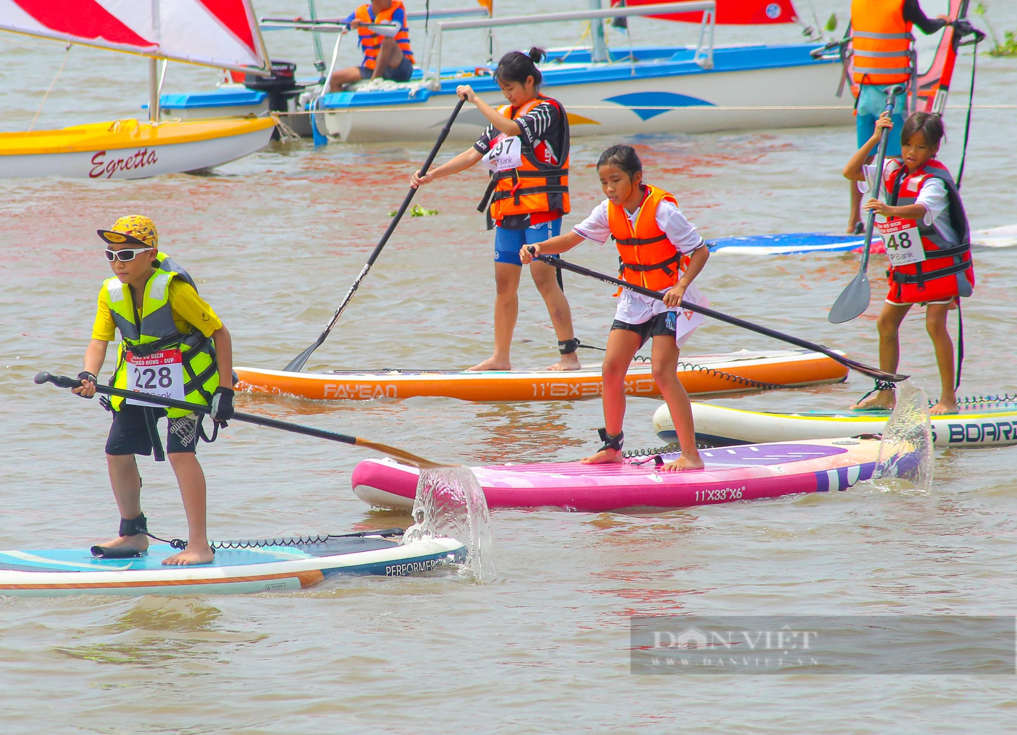 Người dân Sài Gòn đội nắng háo hức xem thi đấu ván chèo đứng trên sông- Ảnh 11.