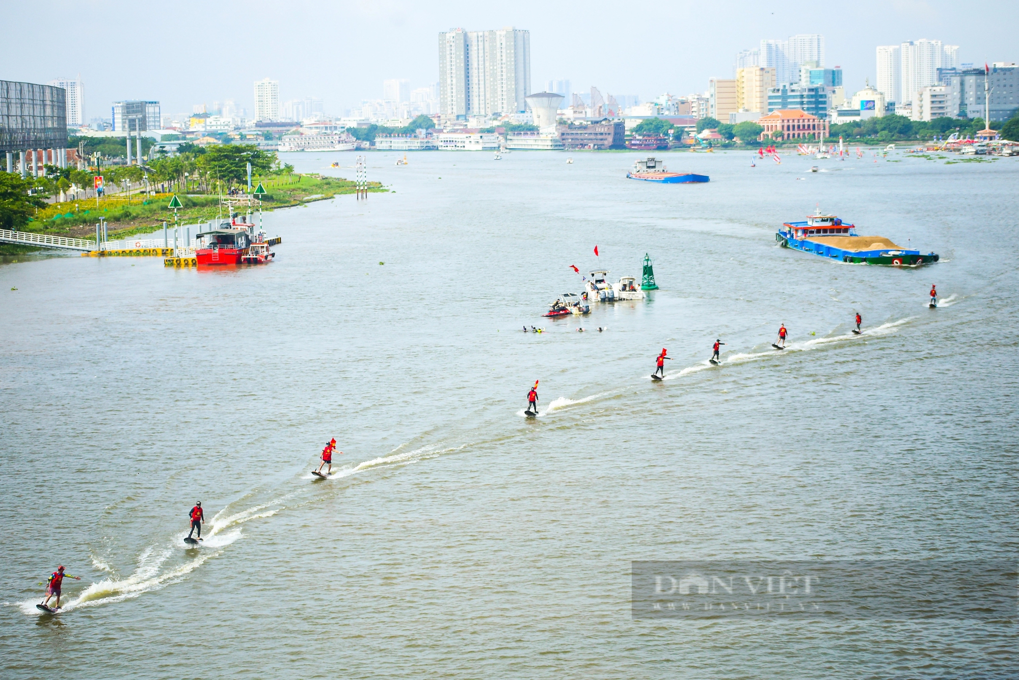 Người dân Sài Gòn đội nắng háo hức xem thi đấu ván chèo đứng trên sông- Ảnh 13.