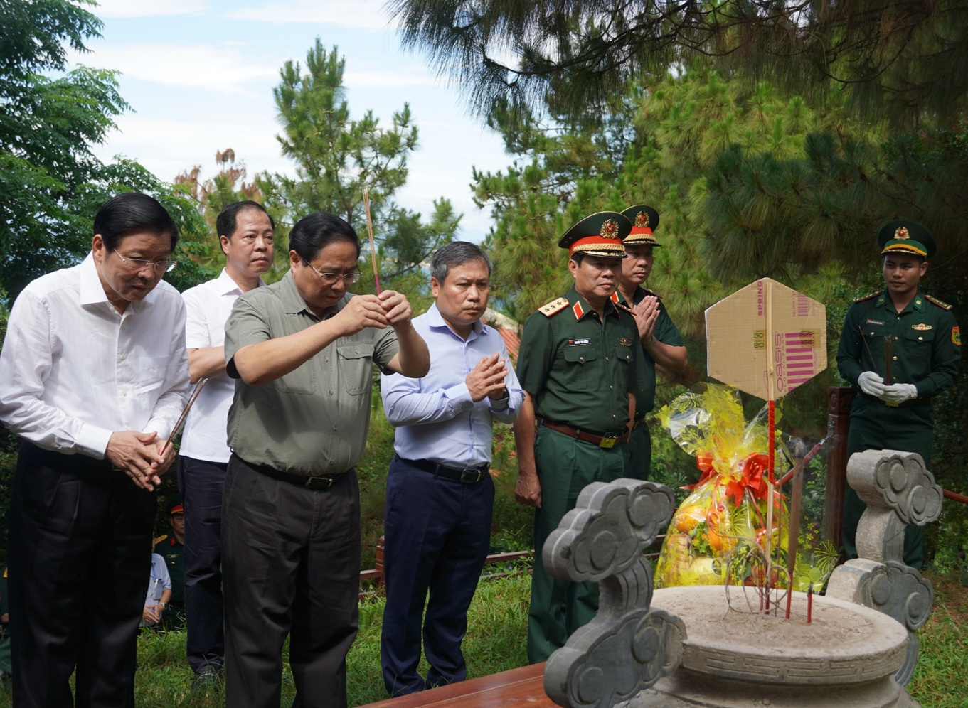 Thủ tướng Phạm Minh Chính viếng mộ Đại tướng Võ Nguyên Giáp- Ảnh 1.