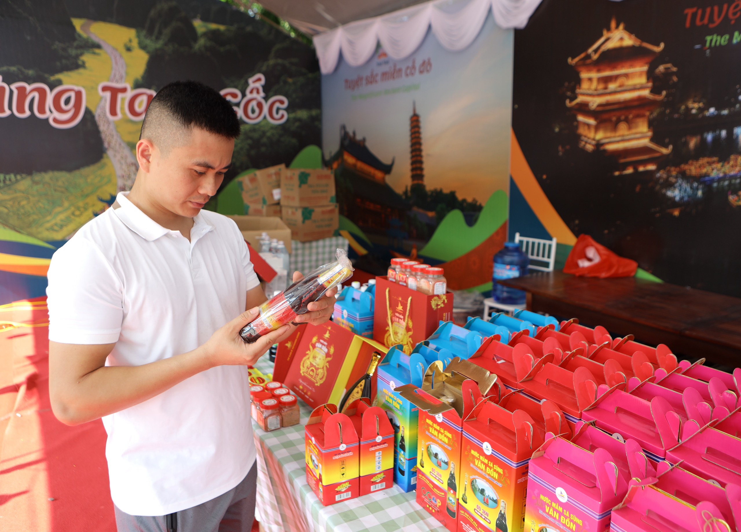 Nhiều sản phẩm OCOP đặc trưng vùng miền “tề tựu” tại Ninh Bình- Ảnh 1.