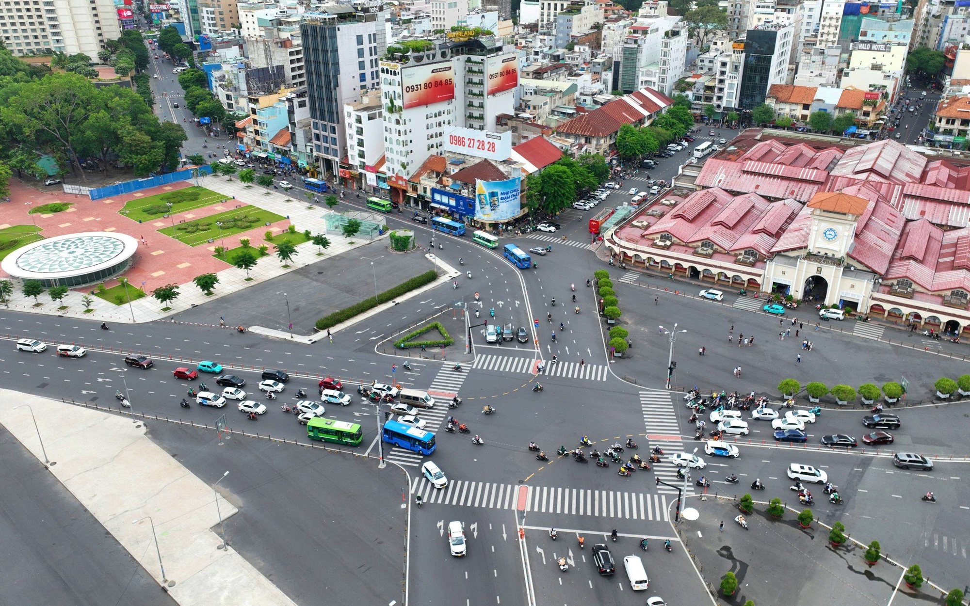 Khách tấp nập đổ về chợ Bến Thành, tiểu thương hào hứng đón mùa bán hàng Tết - Ảnh 2.