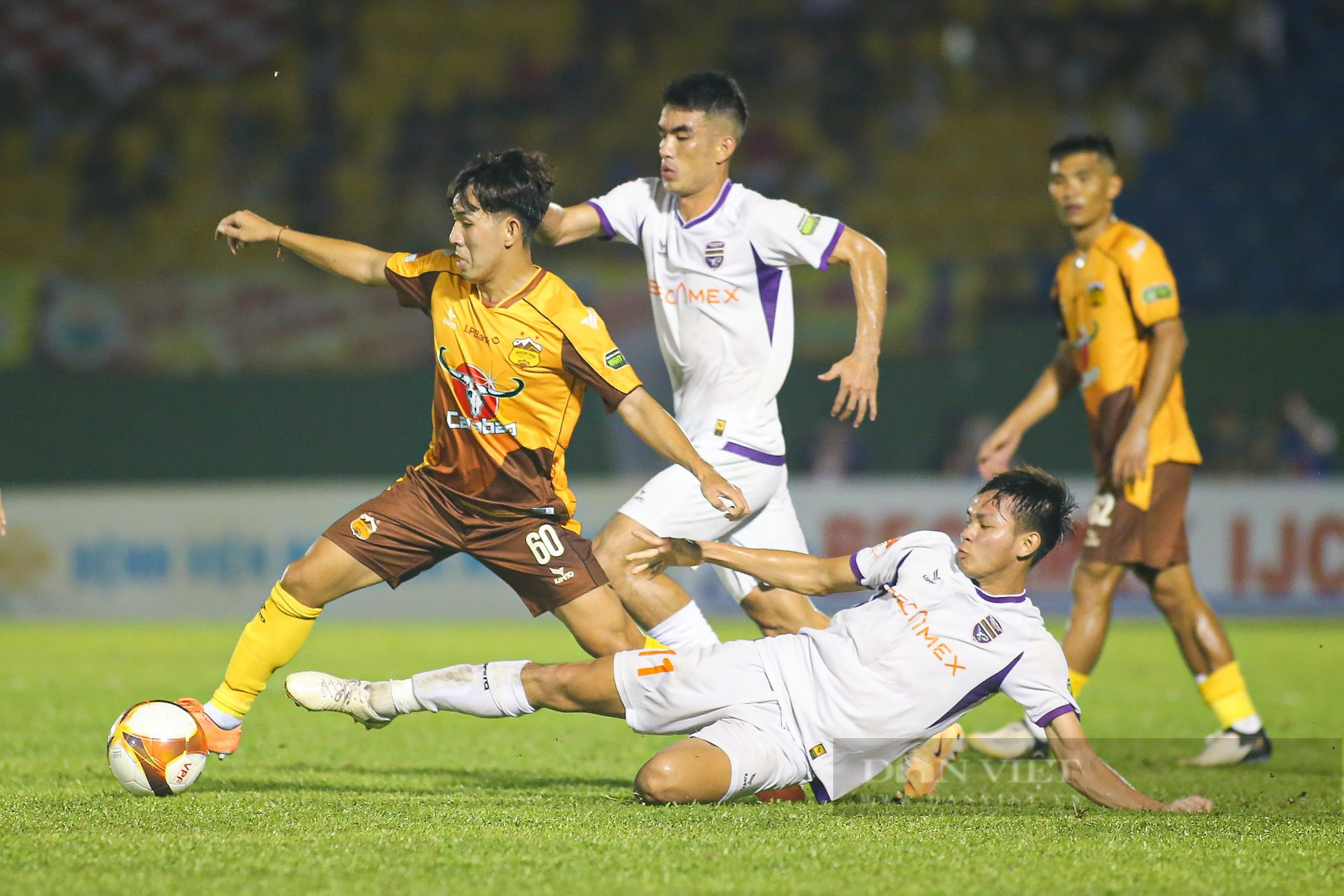 Thắng B.Bình Dương trên sân Gò Đậu, HAGL tạm thoát play-off- Ảnh 2.