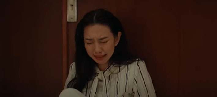 Hoa hậu Thùy Tiên khóc nức nở trong MV "Ngày đầu sau chia tay" của Đức Phúc gây ngỡ ngàng- Ảnh 3.