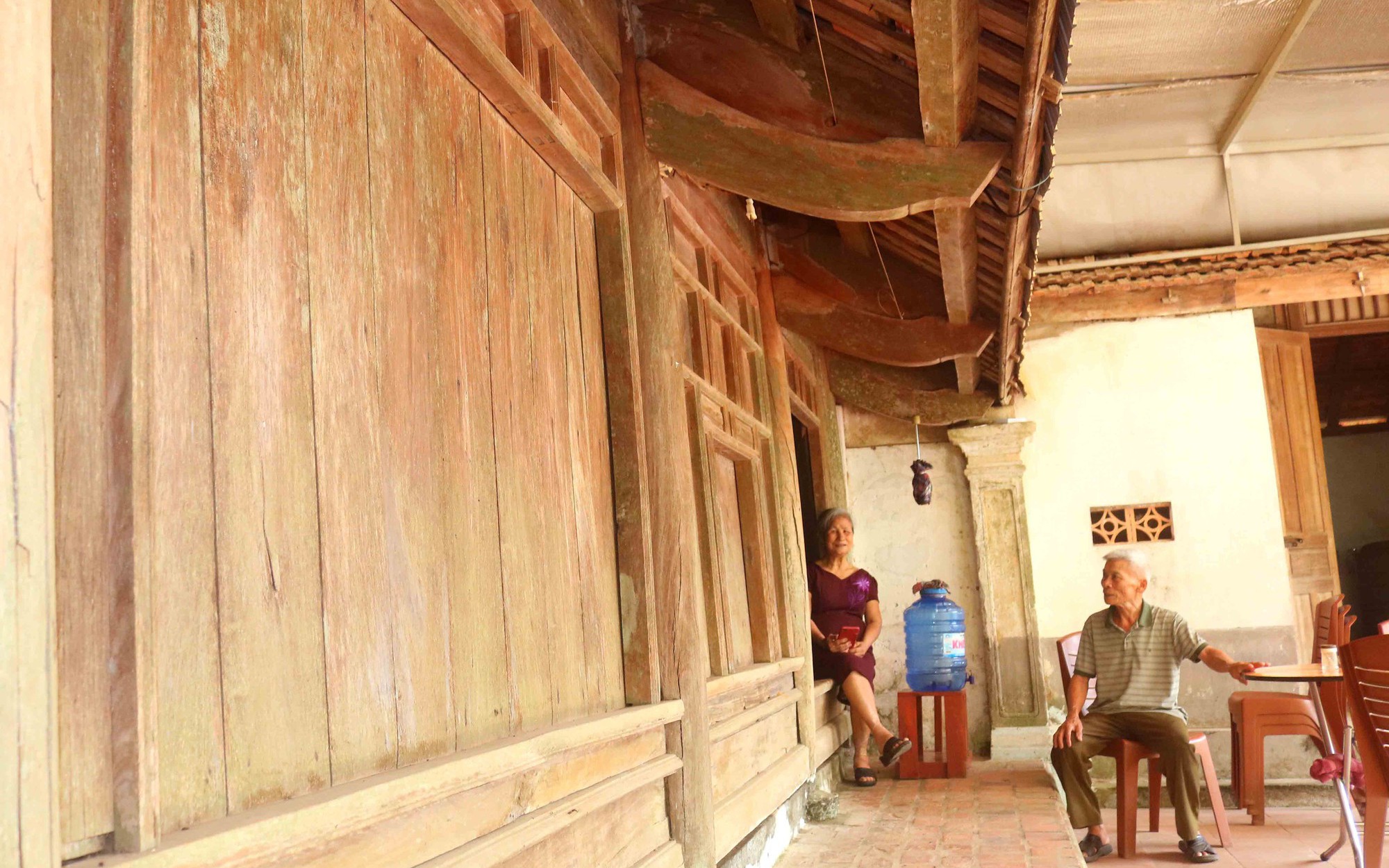 Cận cảnh nhà cổ ở làng quê xã Kim Liên của Nghệ An, có một nhà gỗ từ thời nhà Lê, đã gần 300 tuổi