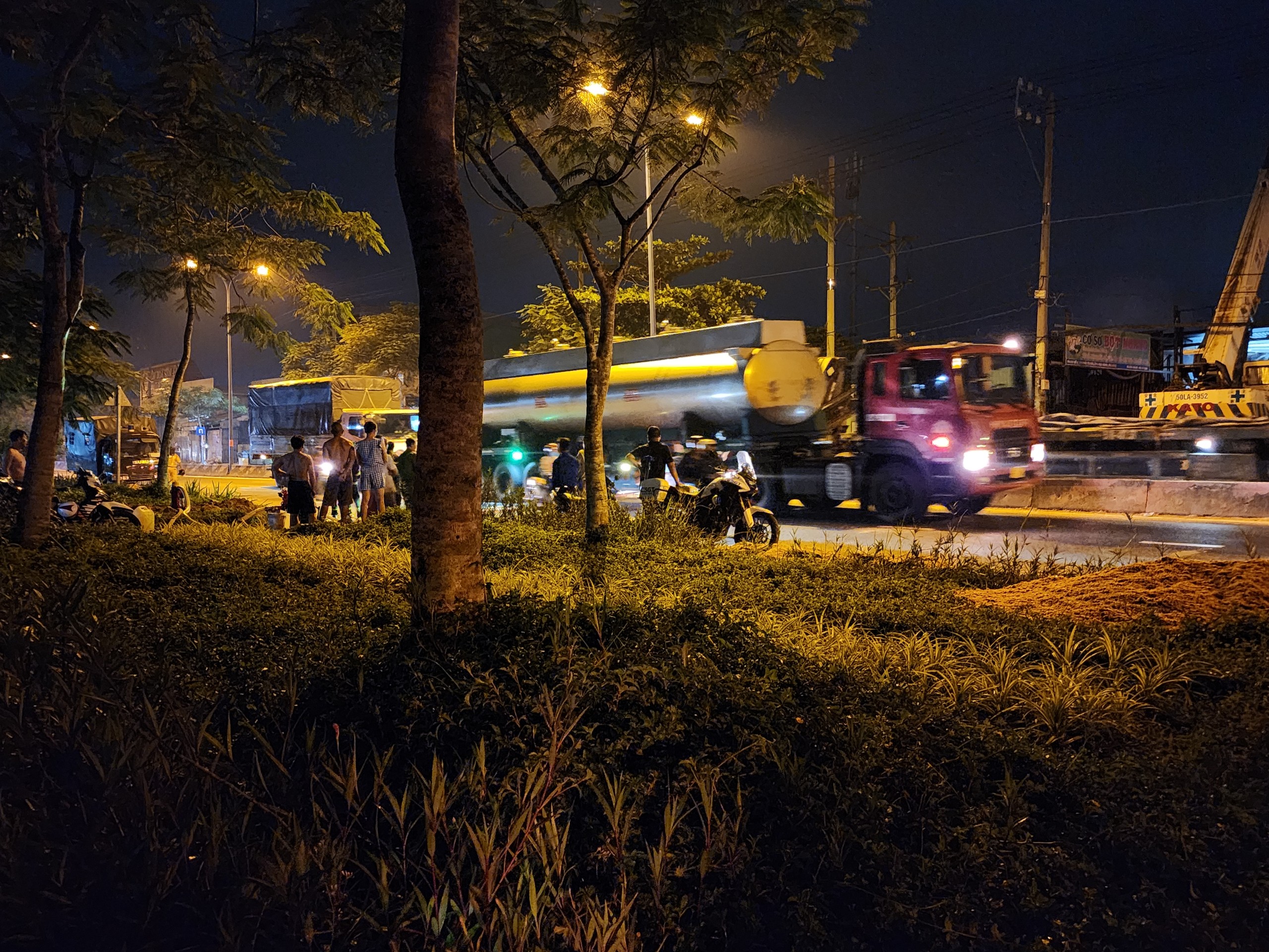 Vụ cháy cơ sở làm bột nhang ở Bình Chánh: Hai người tử vong vì quay lại chữa cháy- Ảnh 1.