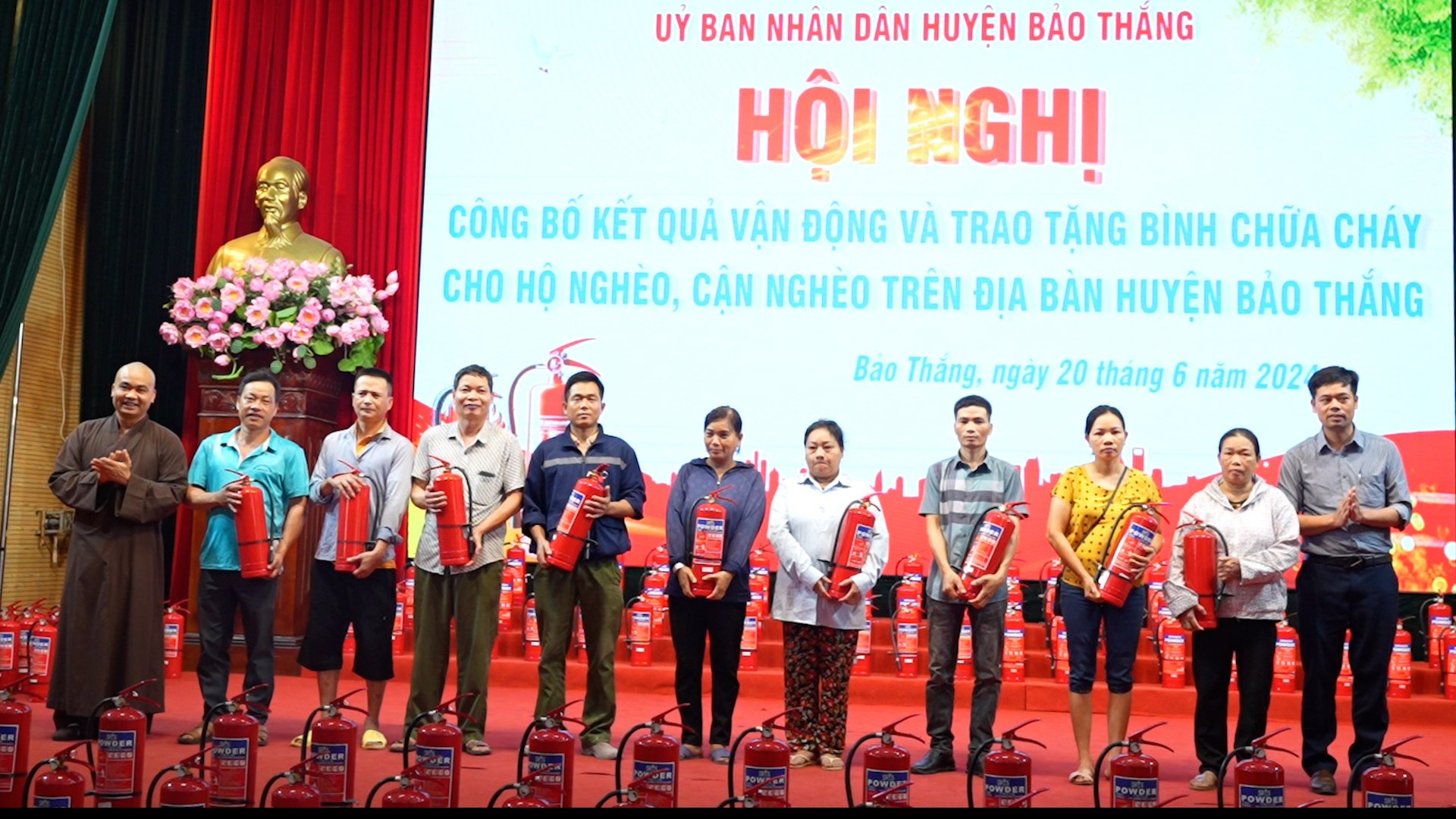 Lào Cai: Huy động hơn 2.500 bình chữa cháy hỗ trợ hộ nghèo, cận nghèo- Ảnh 1.