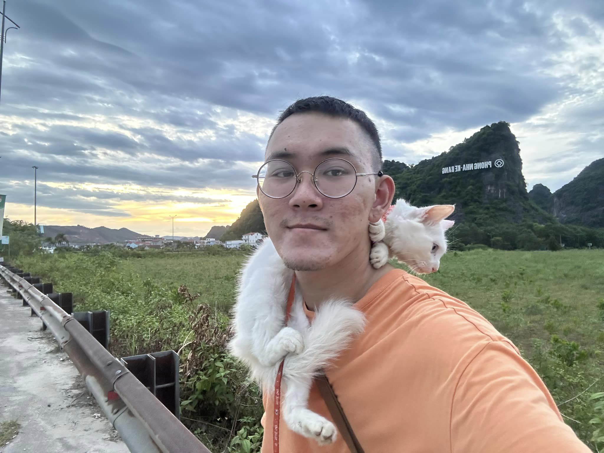 Chàng trai trẻ và hành trình phượt Bắc - Nam cùng mèo cưng - Ảnh 1.