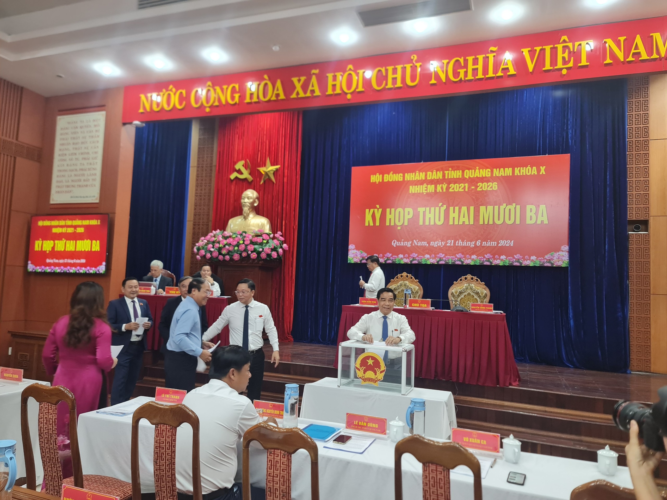 Ông Trần Nam Hưng và ông Phan Thái Bình được bầu giữ chức Phó Chủ tịch UBND tỉnh Quảng Nam- Ảnh 1.