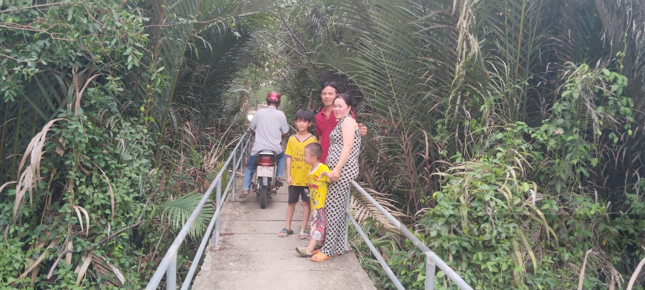 Nhờ báo chí lên tiếng, cây cầu "trái phép" được tồn tại cho trẻ có đường đến trường- Ảnh 3.