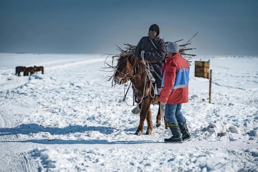 Kỳ lạ tuyết rơi mùa Hè tại Mông Cổ- Ảnh 1.