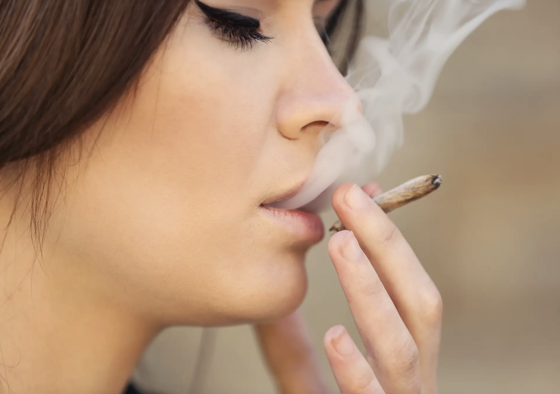 Phụ nữ thường xuyên hút cần sa có nguy cơ tử vong cao- Ảnh 1.