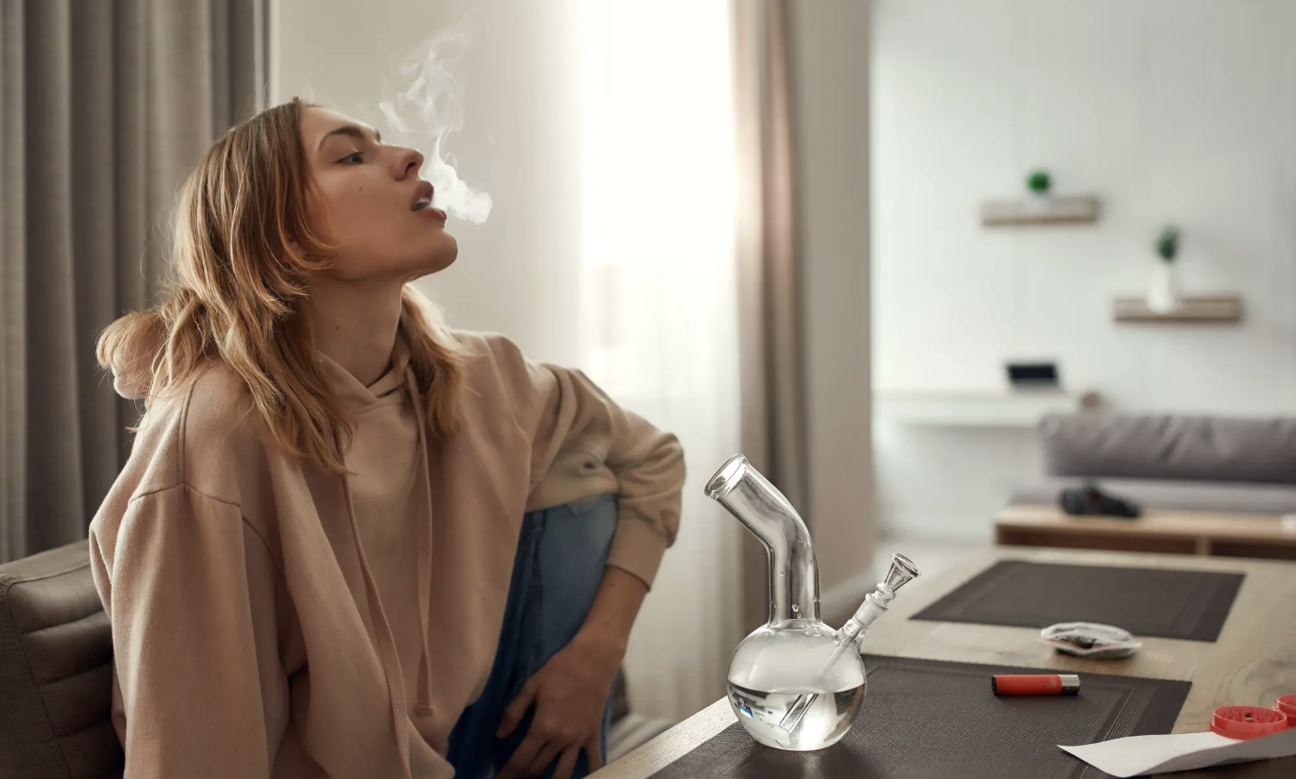 Phụ nữ thường xuyên hút cần sa có nguy cơ tử vong cao- Ảnh 2.