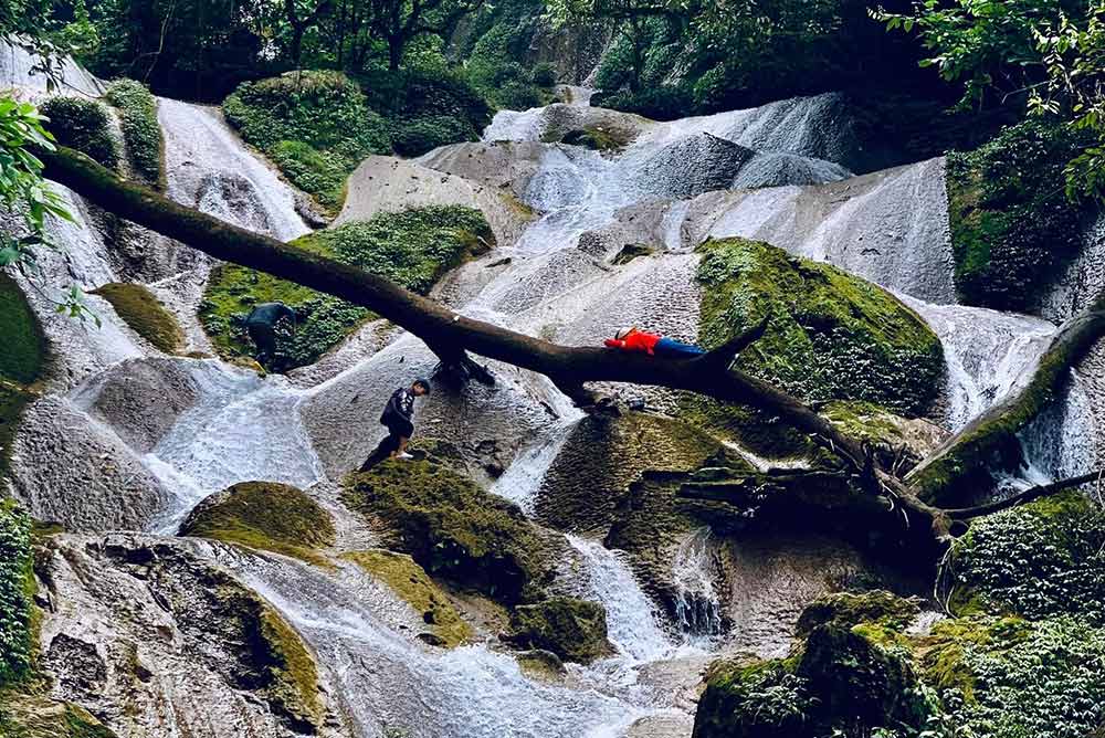 Đây là thác nước đẹp như phim cổ trang trên một cao nguyên ở Lai Châu, nước tuôn đổ từ suối ngầm- Ảnh 2.