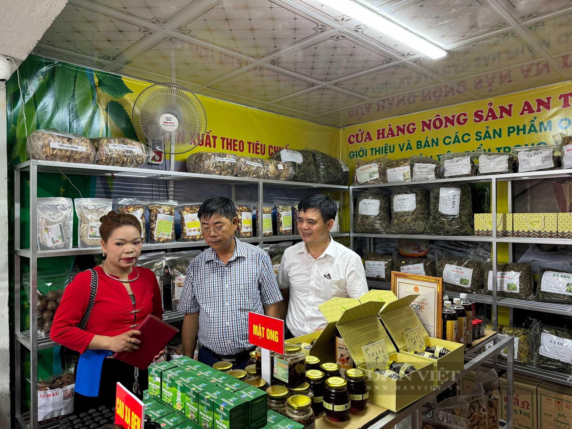 Hội Nông dân Hòa Bình khai trương cửa hàng nông sản an toàn thứ 12 - Ảnh 4.