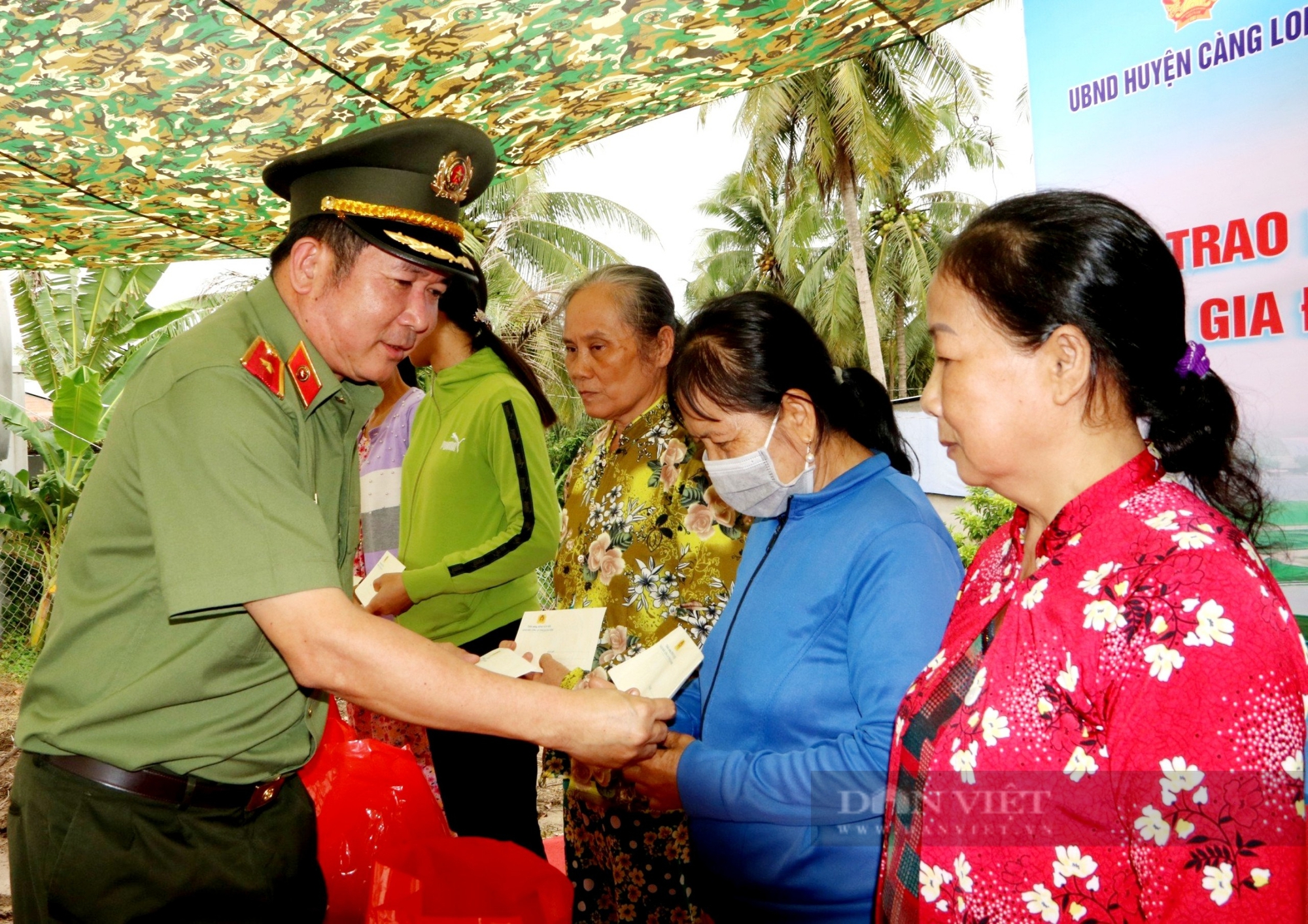 Thiếu tướng Đinh Văn Nơi tri ân gia đình chính sách tại huyện Càng Long, tỉnh Trà Vinh- Ảnh 2.