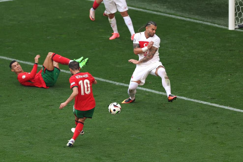 Ronaldo toả sáng lạ lùng trong chiến thắng "3 sao" của Bồ Đào Nha- Ảnh 3.