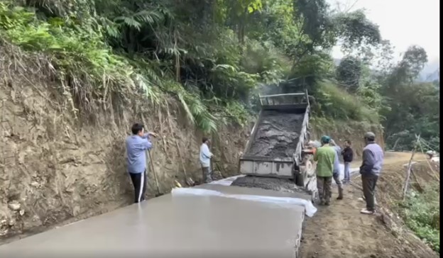 Nông dân vùng cao Bắc Kạn hiến đất, hiến công làm "con đường đi trước, mở lối thoát nghèo" - Ảnh 4.