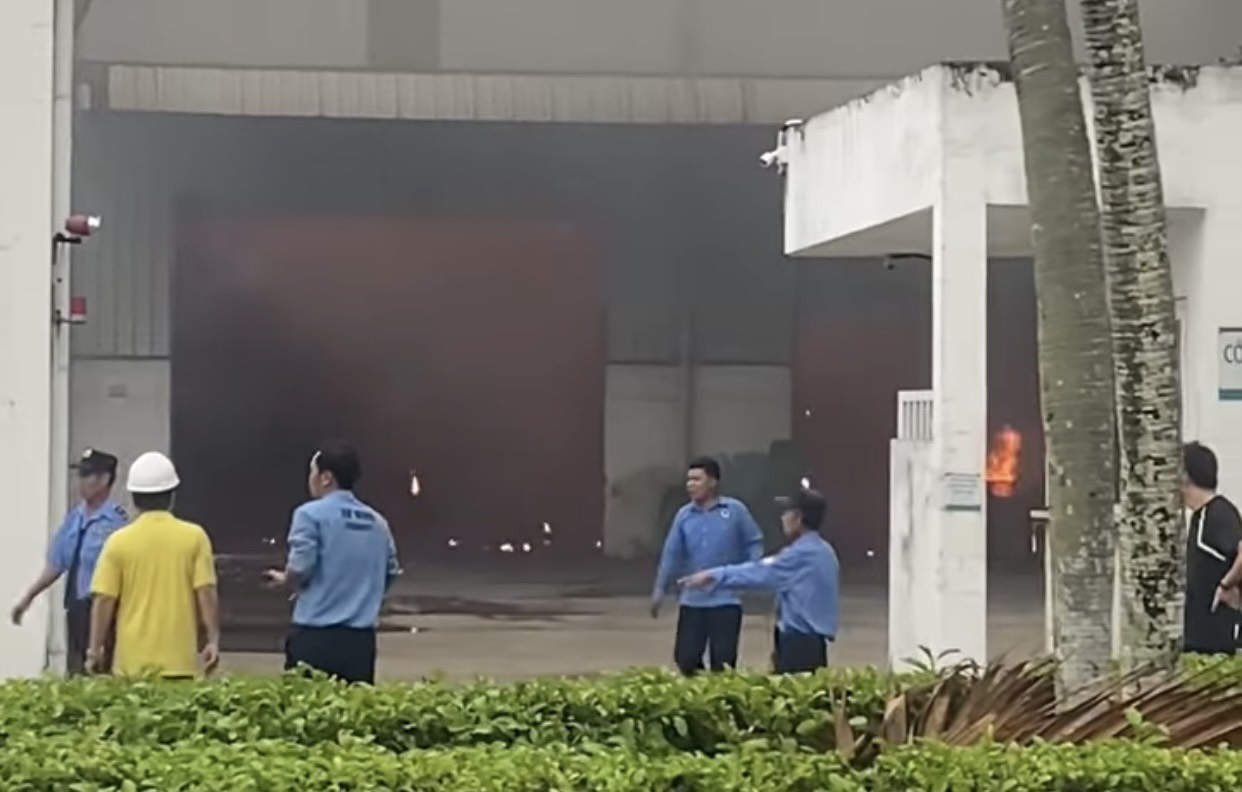 Cháy lớn, khói bốc cao hàng chục mét tại công ty sắt thép trong khu công nghiệp huyện Bến Lức, Long An- Ảnh 1.